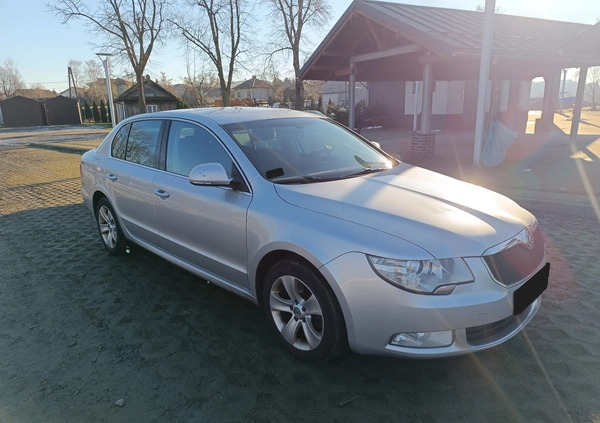 Skoda Superb cena 23000 przebieg: 335000, rok produkcji 2012 z Kołaczyce małe 22